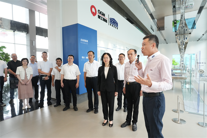 Guvernatorul adjunct Jiang Erxiong a condus o echipă să investigheze Quangong Machinery Co., Ltd pentru a ajuta Quanzhou să construiască un oraș de fabricație inteligent