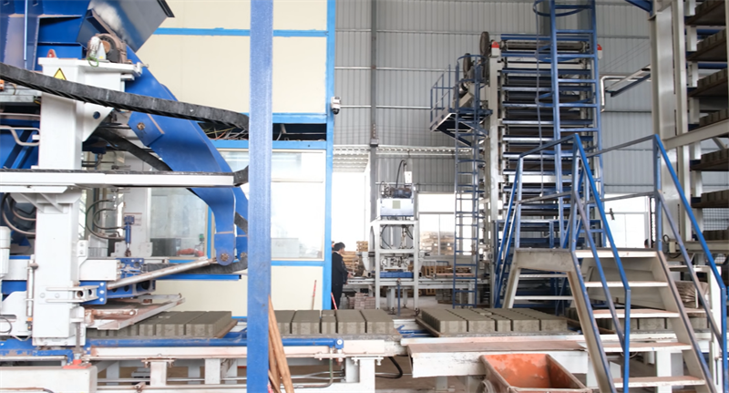 O singură mașină, mai multe cărămizi, economisire a energiei și reducerea carbonului, modelul QGM Zenith 15 creează un „model QGM” de materiale de construcție ecologice