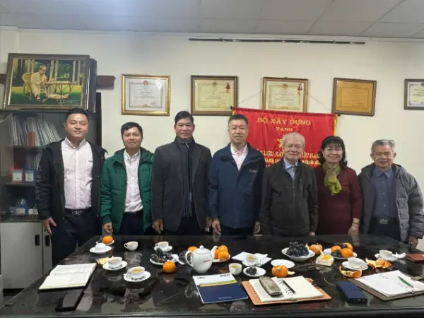 Fu Guohua, director general adjunct al Quangong Machinery Co., Ltd., a condus o delegație care a vizitat Asociația Materialelor de Construcții din Vietnam pentru a promova schimbul și cooperarea între industriile materialelor de construcții din China și Vietnam.