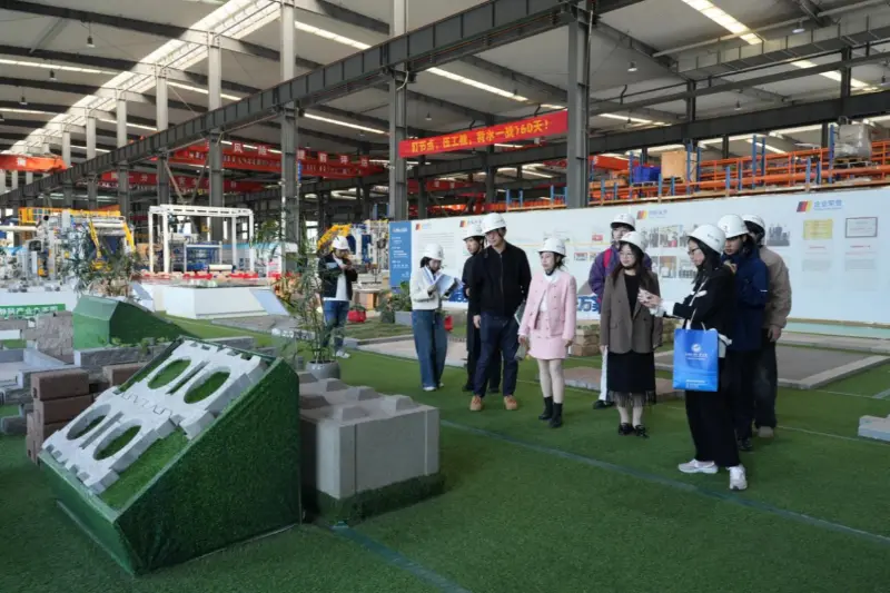 Concentrându-se pe nevoile de dezvoltare în străinătate, Quangong Machinery Co., Ltd. colaborează cu Universitatea de Studii Externe și Comerț din Fuzhou pentru a cultiva talente cu orientare internațională.