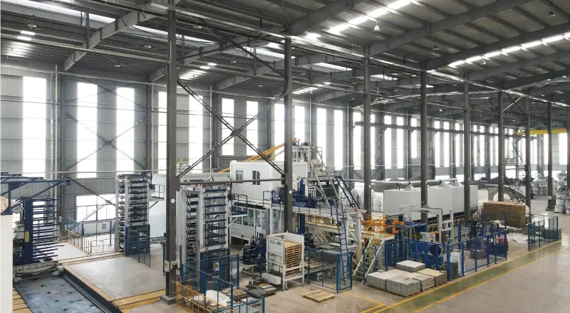 Mașină de fabricat cărămidă complet automată vs mașină manuală de cărămidă: eficiență mai mare, cost mai mic al forței de muncă, calitate mai bună